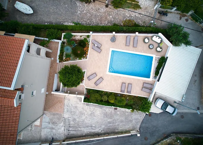 Brico - Heated Pool Трогір