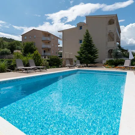 Brico - Heated Pool Apartmán *