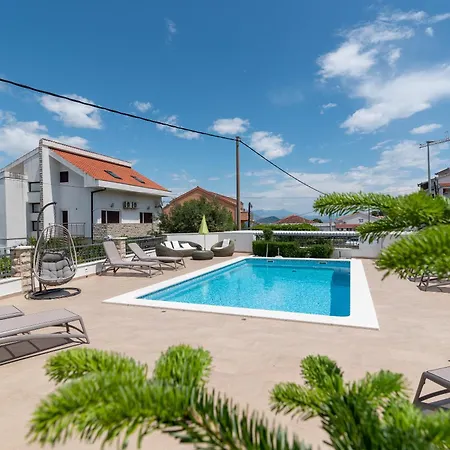 Brico - Heated Pool *