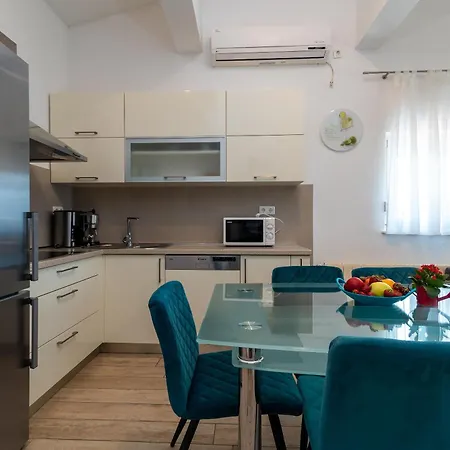 Brico - Heated Pool Appartement