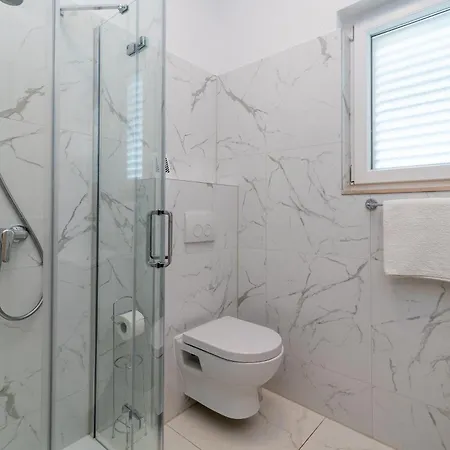 Brico - Heated Pool Daire