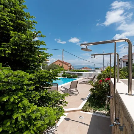 Brico - Heated Pool Daire