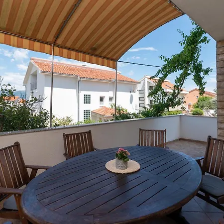Brico - Heated Pool Daire
