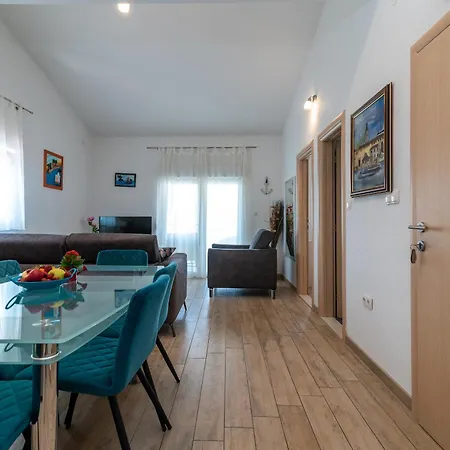 Brico - Heated Pool Daire